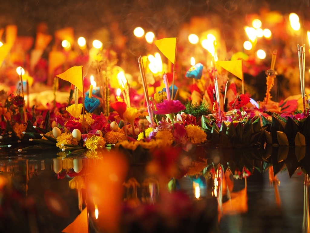 Festival Loy Krathong di Thailand dengan lentera dan perahu kecil menghiasi sungai.